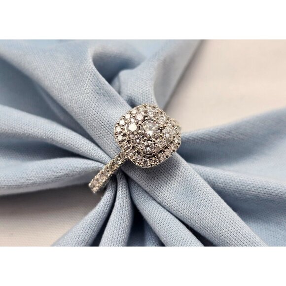 Beautiful 10K White Gold 0.75ct Round Cut Diamond Single Halo Engagement Ring